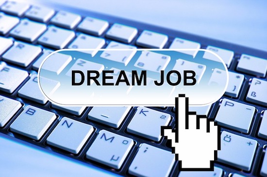 Getting a dream job and making a full time income online is certainly possible.